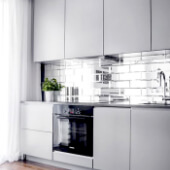 Кухонная панель из элементов осветленного зеркала с фацетом 10мм. От 12000 рублей/кв.м.