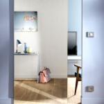 Дверь из зеркального триплекса с закрытой раздвижной системой. От 41700 рублей/шт.