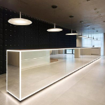 Рецепшн с зеркальными панелями толщиной 4мм с полировокой. От 1800 рублей/кв.м.